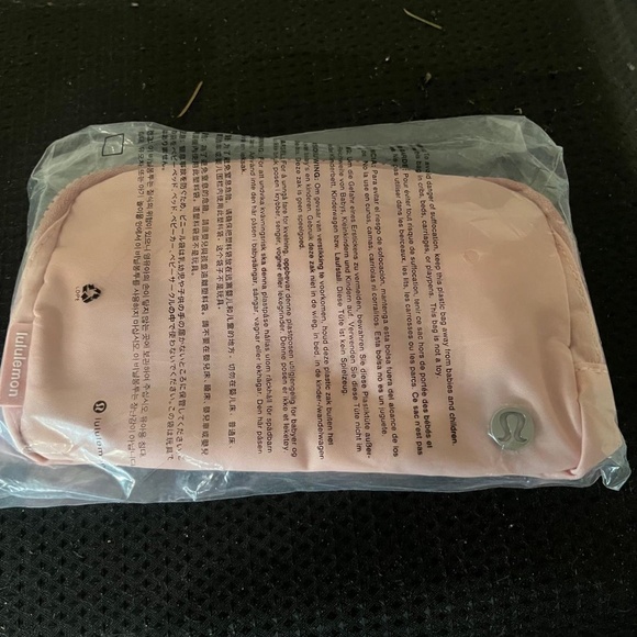 LULULEMON Everywhere Belt Bag 1L Designed for Casual - Picture 1 of 1